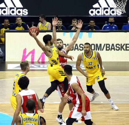 GER, BBL, ALBA Berlin vs. Brose Bamberg 13.12.2020, Mercedes Benz Arena, Berlin, GER, BBL, ALBA Berlin vs. Brose Bamberg, im Bild Peyton Siva (ALBA Berlin 3), Johannes Thiemann (ALBA Berlin 32), David Kravish (Brose Bamberg 45)