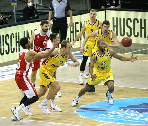 GER, BBL, ALBA Berlin vs. Brose Bamberg 13.12.2020, Mercedes Benz Arena, Berlin, GER, BBL, ALBA Berlin vs. Brose Bamberg, im Bild Jayson Granger (ALBA Berlin 33), Luke Sikma (ALBA Berlin 43), Tim Schneider (ALBA Berlin 10), Niels Giffey (ALBA Berlin 5), Kenneth Ogbe (Brose Bamberg 25), David Kravish (Brose Bamberg 45), Chase Fieler (Brose Bamberg 20)