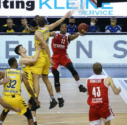 GER, BBL, ALBA Berlin vs. Brose Bamberg 13.12.2020, Mercedes Benz Arena, Berlin, GER, BBL, ALBA Berlin vs. Brose Bamberg, im Bild Jonas Mattisseck (ALBA Berlin 9), Tim Schneider (ALBA Berlin 10), Devon Hall (Brose Bamberg 22)