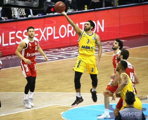 GER, BBL, ALBA Berlin vs. Brose Bamberg 13.12.2020, Mercedes Benz Arena, Berlin, GER, BBL, ALBA Berlin vs. Brose Bamberg, im Bild Peyton Siva (ALBA Berlin 3), Joanic Gruettner-Bacoul (Brose Bamberg 50), b1 , David Kravish (Brose Bamberg 45)