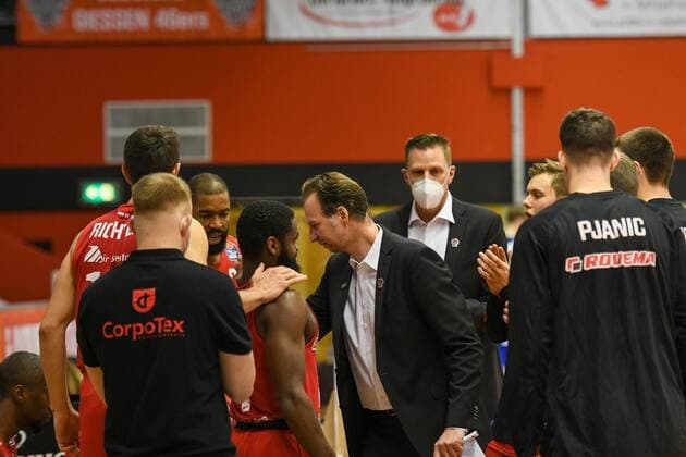 Ingo Freyer, Coach Gießen 1. Spieltag, Basketball Bundesliga, Basketball Saison 2020 2021, Deutschland, easyCredit BBL, Germany, Giessen 46ers, giessen rot, Herren, Jobstairs GIESSEN 46ers - MBC Syntainics MBC, Männer, MBC blau-weiß