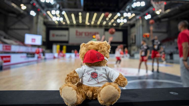 Deutschland, Bamberg, Brose Arena, 16.12.2020, emspor, emonline, despor, deonline, Brose Bamberg vs. s.Oliver Wuerzburg, Basketball, BBL Bild: v. li. Shooty YoungStar auch in Bamberg dabei Copyright: HMBxMedia xHeikoxBecker