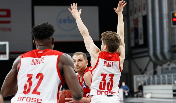 Deutschland, Bamberg, Brose Arena, 16.12.2020, emspor, emonline, despor, deonline, Brose Bamberg vs. s.Oliver Wuerzburg, Basketball, BBL Bild: v. li. Norense Odiase (Brose Bamberg), Felix Hoffmann (s.Oliver Wuerzburg) und Bennet Hundt (Brose Bamberg) Copyright: HMBxMedia xHeikoxBecker