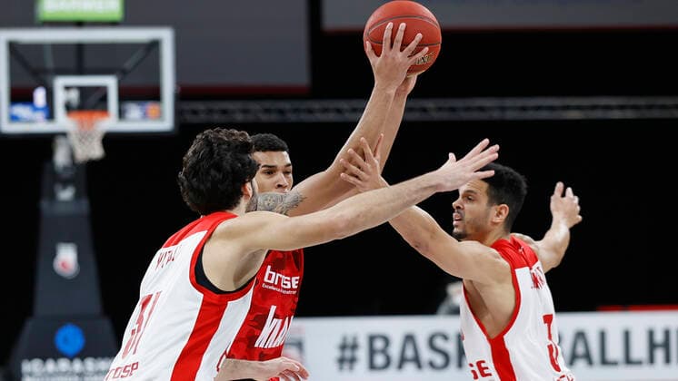 Deutschland, Bamberg, Brose Arena, 16.12.2020, emspor, emonline, despor, deonline, Brose Bamberg vs. s.Oliver Wuerzburg, Basketball, BBL Bild: v. li. Michele Vitali (Brose Bamberg), Tyson Ward (s.Oliver Wuerzburg) und Dominic Lockhart (Brose Bamberg) Copyright: HMBxMedia xHeikoxBecker