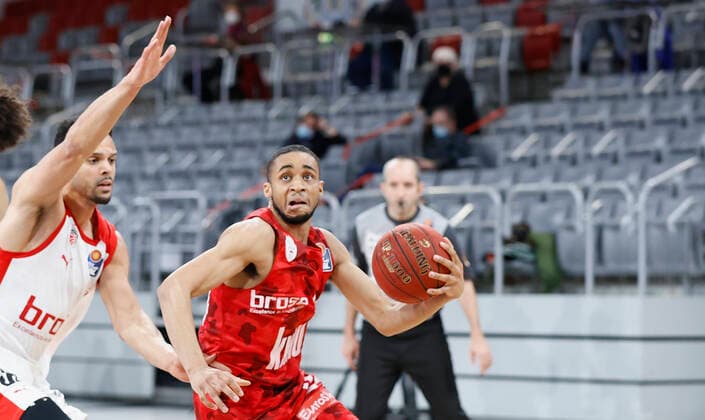 Deutschland, Bamberg, Brose Arena, 16.12.2020, emspor, emonline, despor, deonline, Brose Bamberg vs. s.Oliver Wuerzburg, Basketball, BBL Bild: v. li. Dominic Lockhart (Brose Bamberg) und Cameron Hunt (s.Oliver Wuerzburg) Copyright: HMBxMedia xHeikoxBecker