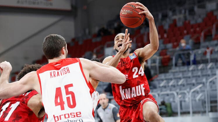 Deutschland, Bamberg, Brose Arena, 16.12.2020, emspor, emonline, despor, deonline, Brose Bamberg vs. s.Oliver Wuerzburg, Basketball, BBL Bild: v. li. Zach Smith (s.Oliver Wuerzburg), David Kravish (Brose Bamberg) und Cameron Hunt (s.Oliver Wuerzburg) Copyright: HMBxMedia xHeikoxBecker