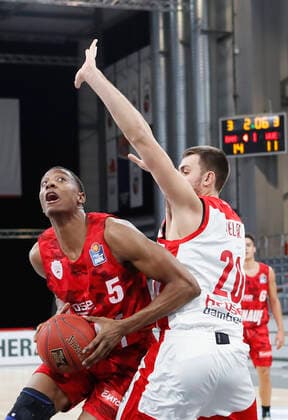 Deutschland, Bamberg, Brose Arena, 16.12.2020, emspor, emonline, despor, deonline, Brose Bamberg vs. s.Oliver Wuerzburg, Basketball, BBL Bild: v. li. Justin Sears (s.Oliver Wuerzburg) und Chase Fieler (Brose Bamberg) Copyright: HMBxMedia xHeikoxBecker