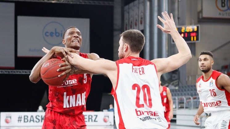 Deutschland, Bamberg, Brose Arena, 16.12.2020, emspor, emonline, despor, deonline, Brose Bamberg vs. s.Oliver Wuerzburg, Basketball, BBL Bild: v. li. Justin Sears (s.Oliver Wuerzburg) und Chase Fieler (Brose Bamberg) Copyright: HMBxMedia xHeikoxBecker