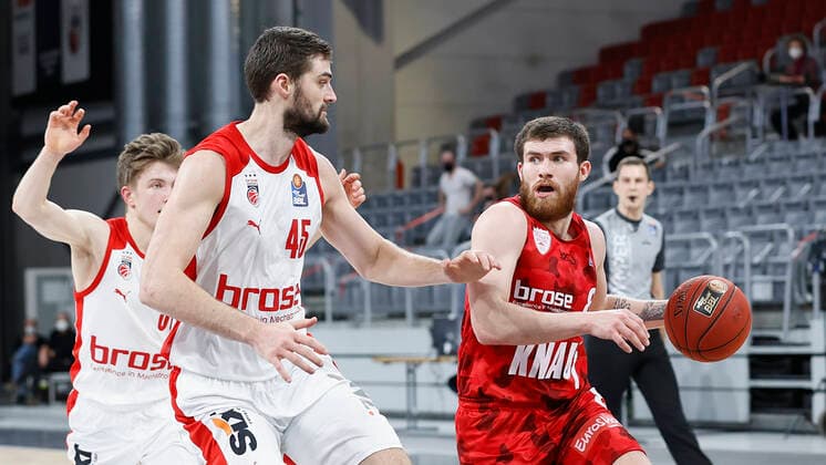 Deutschland, Bamberg, Brose Arena, 16.12.2020, emspor, emonline, despor, deonline, Brose Bamberg vs. s.Oliver Wuerzburg, Basketball, BBL Bild: v. li. Bennet Hundt (Brose Bamberg), David Kravish (Brose Bamberg) und Tayler Persons (s.Oliver Wuerzburg) Copyright: HMBxMedia xHeikoxBecker