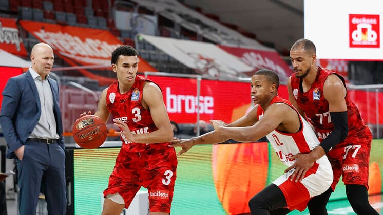 Deutschland, Bamberg, Brose Arena, 16.12.2020, emspor, emonline, despor, deonline, Brose Bamberg vs. s.Oliver Wuerzburg, Basketball, BBL Bild: v. li. Headcoach Denis Wucherer (s.Oliver Wuerzburg), Tyson Ward (s.Oliver Wuerzburg), Devon Hall (Brose Bamberg) und Alex King (s.Oliver Wuerzburg) Copyright: HMBxMedia xHeikoxBecker