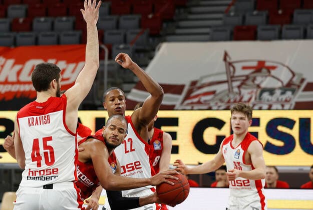 Deutschland, Bamberg, Brose Arena, 16.12.2020, emspor, emonline, despor, deonline, Brose Bamberg vs. s.Oliver Wuerzburg, Basketball, BBL Bild: v. li. David Kravish (Brose Bamberg), Alex King (s.Oliver Wuerzburg), Devon Hall (Brose Bamberg) und Tayler Persons (s.Oliver Wuerzburg) Copyright: HMBxMedia xHeikoxBecker