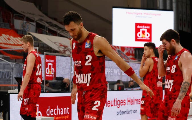 Deutschland, Bamberg, Brose Arena, 16.12.2020, emspor, emonline, despor, deonline, Brose Bamberg vs. s.Oliver Wuerzburg, Basketball, BBL Bild: v. li. Jonas Weitzel (s.Oliver Wuerzburg), Brekkott Chapman (s.Oliver Wuerzburg), Joshua Obiesie (s.Oliver Wuerzburg) und Tayler Persons (s.Oliver Wuerzburg) Copyright: HMBxMedia xHeikoxBecker