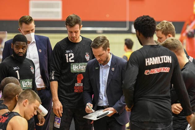 Rolf Scholz, Coach Giessen 7. Spieltag, Basketball Bundesliga, Basketball Saison 2020 2021, Deutschland, easyCredit BBL, Germany, Giessen 46ers, giessen schwarz, Herren, Jobstairs GIESSEN 46ers - NINERS Chemnitz, Männer, Chemnitz weiß