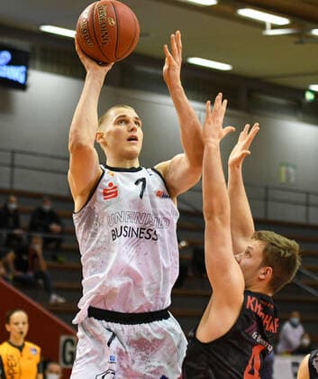 Jonas Richter, Bjarne Kraushaar 7. Spieltag, Basketball Bundesliga, Basketball Saison 2020 2021, Deutschland, easyCredit BBL, Germany, Giessen 46ers, giessen schwarz, Herren, Jobstairs GIESSEN 46ers - NINERS Chemnitz, Männer, Chemnitz weiß