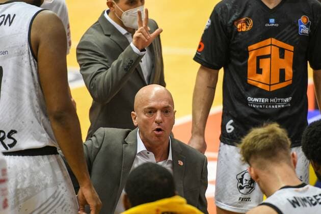 Rodrigo Pastore, Coach Chemnitz 7. Spieltag, Basketball Bundesliga, Basketball Saison 2020 2021, Deutschland, easyCredit BBL, Germany, Giessen 46ers, giessen schwarz, Herren, Jobstairs GIESSEN 46ers - NINERS Chemnitz, Männer, Chemnitz weiß