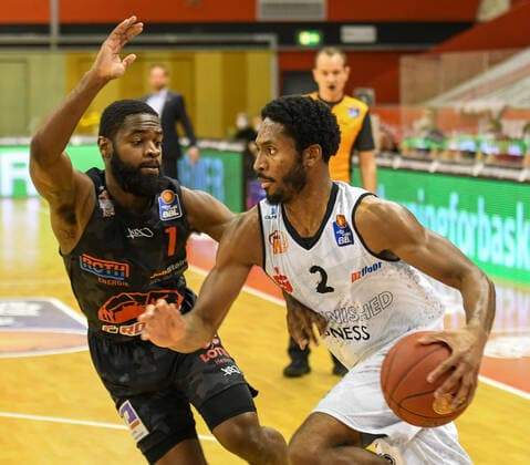 7. Spieltag, Basketball Bundesliga, Basketball Saison 2020 2021, Deutschland, easyCredit BBL, Germany, Giessen 46ers, giessen schwarz, Herren, Jobstairs GIESSEN 46ers - NINERS Chemnitz, Männer, Chemnitz weiß