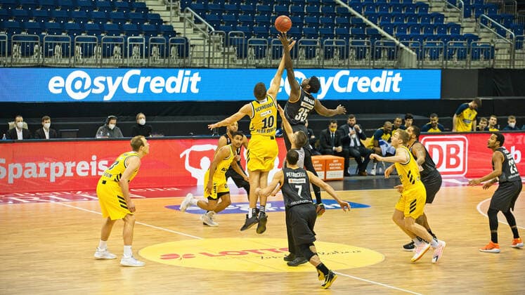 v.l. Tim Schneider - Alba, Aric Holman - Ulm, Tipoff - 19.12.2020, BBL, Alba Berlin vs Ratiopharm Ulm, in der Mercedes Benz Arena, GER, Berlin, 19.12.2020, BBL, Alba vs Ulm Berlin Copyright: xUwexKoch xEibner-Pressefotox EP_ukh