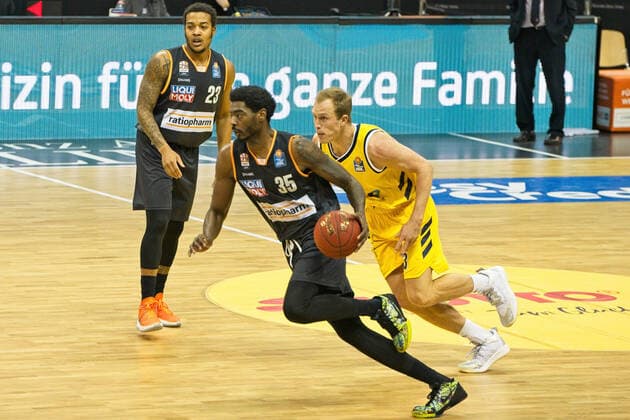 v.l. Troy Caupain - Ulm, Aric Holman - Ulm, Luke Sikma - Alba, 19.12.2020, BBL, Alba Berlin vs Ratiopharm Ulm, in der Mercedes Benz Arena, GER, Berlin, 19.12.2020, BBL, Alba vs Ulm Berlin Copyright: xUwexKoch xEibner-Pressefotox EP_ukh