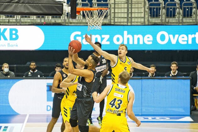v.l. Demetrius Conger - Ulm, Niels Giffey - Alba, 19.12.2020, BBL, Alba Berlin vs Ratiopharm Ulm, in der Mercedes Benz Arena, GER, Berlin, 19.12.2020, BBL, Alba vs Ulm Berlin Copyright: xUwexKoch xEibner-Pressefotox EP_ukh