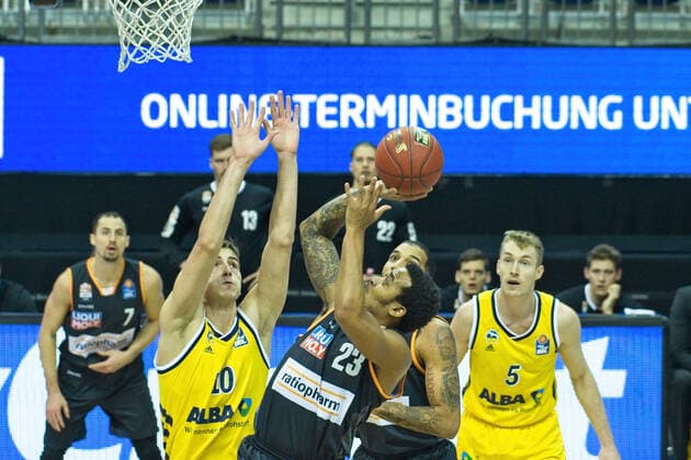 v.l. Tim Schneider - Alba, Troy Caupain - Ulm, 19.12.2020, BBL, Alba Berlin vs Ratiopharm Ulm, in der Mercedes Benz Arena, GER, Berlin, 19.12.2020, BBL, Alba vs Ulm Berlin Copyright: xUwexKoch xEibner-Pressefotox EP_ukh