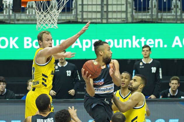 v.l. Luke Sikma - Alba, Demetrius Conger - Ulm, 19.12.2020, BBL, Alba Berlin vs Ratiopharm Ulm, in der Mercedes Benz Arena, GER, Berlin, 19.12.2020, BBL, Alba vs Ulm Berlin Copyright: xUwexKoch xEibner-Pressefotox EP_ukh
