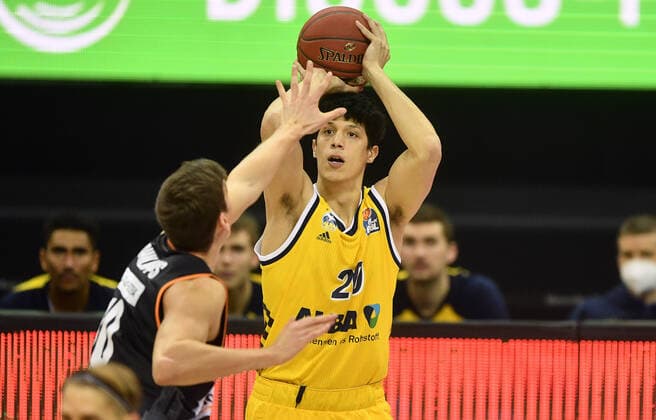 Simone Fontecchio (ALBA), beim Wurf, vorne Christoph Philipps (Ulm), ALBA Berlin - ratiopharm Ulm Basketball, easy Credit BBL , Herren, Maenner, Männer, men, Saison 2020 2021 Berlin, 19.12..2020, Mercedes-Benz Arena