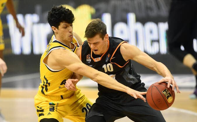 Christoph Philipps (Ulm), mit Ball, links Simone Fontecchio (ALBA), ALBA Berlin - ratiopharm Ulm Basketball, easy Credit BBL , Herren, Maenner, Männer, men, Saison 2020 2021 Berlin, 19.12..2020, Mercedes-Benz Arena