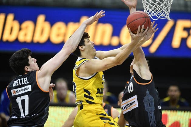 Simone Fontecchio (ALBA), beim Wurf, rechts Christoph Philipps (Ulm), links Nicolas Bretzel (Ulm), ALBA Berlin - ratiopharm Ulm Basketball, easy Credit BBL , Herren, Maenner, Männer, men, Saison 2020 2021 Berlin, 19.12..2020, Mercedes-Benz Arena