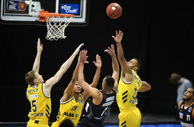 Johannes Thiemann (ALBA), Demitrius Conger (Ulm), Louis Olinde (ALBA), Niels Giffey (ALBA), kämpfen um den Ball ALBA Berlin - ratiopharm Ulm Basketball, easy Credit BBL , Herren, Maenner, Männer, men, Saison 2020 2021 Berlin, 19.12..2020, Mercedes-Benz Arena