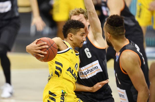 Maodo Lo (ALBA), mit Ball, hinten Per Günther (Ulm), rechts Demitrius Conger (Ulm), ALBA Berlin - ratiopharm Ulm Basketball, easy Credit BBL , Herren, Maenner, Männer, men, Saison 2020 2021 Berlin, 19.12..2020, Mercedes-Benz Arena