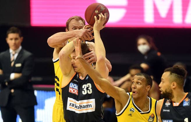Luke Sikma (ALBA), Patrick Heckmann (Ulm), und Louis Olinde (ALBA), kämpfen um den Ball ALBA Berlin - ratiopharm Ulm Basketball, easy Credit BBL , Herren, Maenner, Männer, men, Saison 2020 2021 Berlin, 19.12..2020, Mercedes-Benz Arena