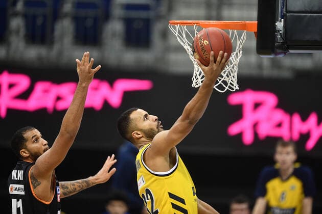 Johannes Thiemann (ALBA), beim Wurf am Korb, links Isaiah Wilkins (Ulm), ALBA Berlin - ratiopharm Ulm Basketball, easy Credit BBL , Herren, Maenner, Männer, men, Saison 2020 2021 Berlin, 19.12..2020, Mercedes-Benz Arena