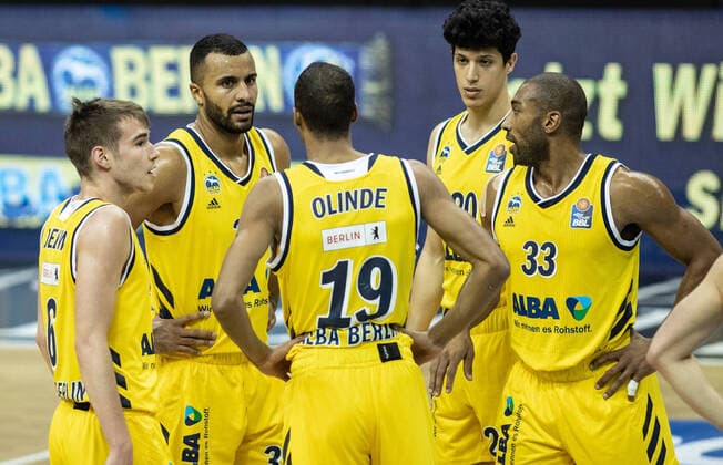 19.12.2020, Berlin, Basketball, 1. Bundesliga, easyCredit BBL, Hauptrunde, 7.Spieltag, Mercedes Benz Arena: ALBA Berlin - ratiopharm Ulm. ALBAs Malte Delow (l-r), Johannes Thiemann, Louis Olinde, Simone Fontecchio und Jayson Granger besprechen sich auf dem Court. ALBA Berlin - ratiopharm Ulm