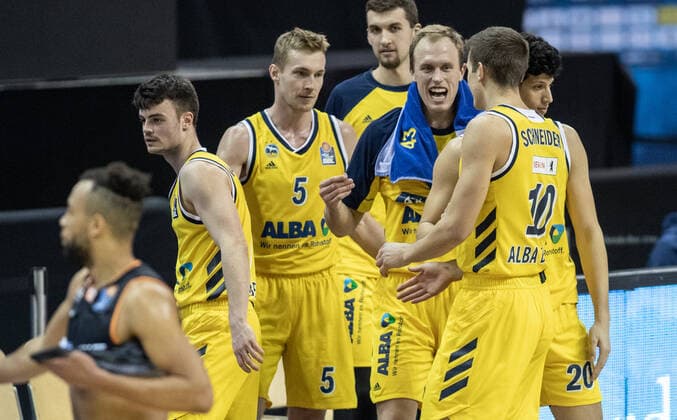 19.12.2020, Berlin, Basketball, 1. Bundesliga, easyCredit BBL, Hauptrunde, 7.Spieltag, Mercedes Benz Arena: ALBA Berlin - ratiopharm Ulm. ALBAs Simone Fontecchio (r-l), Tim Schneider, Luke Sikma, Kresimir Nikic und Niels Giffey klatschen sich nach dem Sieg ab. ALBA Berlin - ratiopharm Ulm
