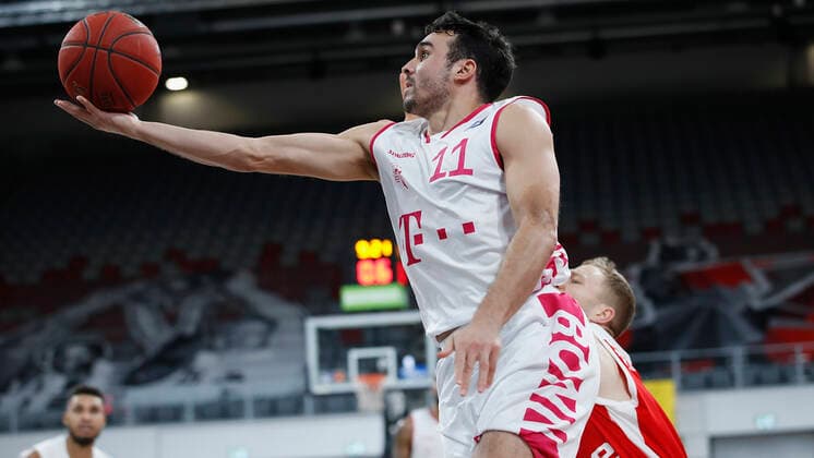 Deutschland, Bamberg, Brose Arena, 19.12.2020, emspor, emonline, despor, deonline, Brose Bamberg - Telekom Baskets Bonn, Basketball, BBL Bild: v. li. Anthony DiLeo (Telekom Baskets Bonn) und Christian Sengfelder (Brose Bamberg) Copyright: HMBxMedia xHeikoxBecker