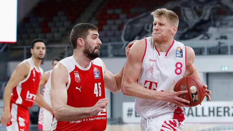Deutschland, Bamberg, Brose Arena, 19.12.2020, emspor, emonline, despor, deonline, Brose Bamberg - Telekom Baskets Bonn, Basketball, BBL Bild: v. li. David Kravish (Brose Bamberg) und Benjamin Lischka (Telekom Baskets Bonn) Copyright: HMBxMedia xHeikoxBecker