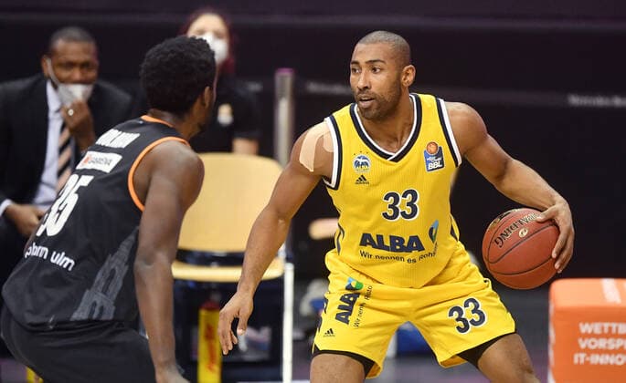 Jayson Granger (ALBA), mit Ball, links Aric Holman (Ulm), ALBA Berlin - ratiopharm Ulm Basketball, easy Credit BBL , Herren, Maenner, Männer, men, Saison 2020 2021 Berlin, 19.12..2020, Mercedes-Benz Arena