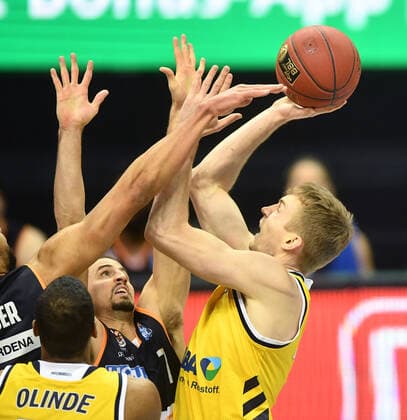 Niels Giffey (ALBA), beim Wurf, links John Petrucelli (Ulm), ALBA Berlin - ratiopharm Ulm Basketball, easy Credit BBL , Herren, Maenner, Männer, men, Saison 2020 2021 Berlin, 19.12..2020, Mercedes-Benz Arena