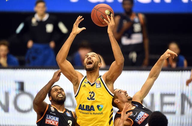 Johannes Thiemann (ALBA), gewinnt den rebound, links Trey Landers (Ulm), rechts John Petrucelli (Ulm), ALBA Berlin - ratiopharm Ulm Basketball, easy Credit BBL , Herren, Maenner, Männer, men, Saison 2020 2021 Berlin, 19.12..2020, Mercedes-Benz Arena