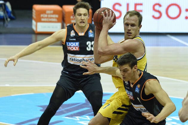 v.l. Patrick Heckmann - Ulm, Luke Sikma - Alba, 19.12.2020, BBL, Alba Berlin vs Ratiopharm Ulm, in der Mercedes Benz Arena, GER, Berlin, 19.12.2020, BBL, Alba vs Ulm Berlin Copyright: xUwexKoch xEibner-Pressefotox EP_ukh