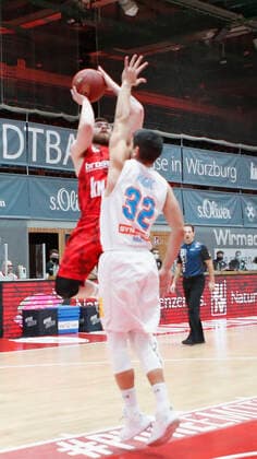 Deutschland, Wuerzburg, s.Oliver Arena, 20.12.2020, emspor, emonline, despor, deonline, s.Oliver Wuerzburg vs. SYNTAINICS MBC, Basketball, BBL Bild: v. li. Tayler Persons (s.Oliver Wuerzburg) und Roko Rogic (MBC) Copyright: HMBxMedia xHeikoxBecker