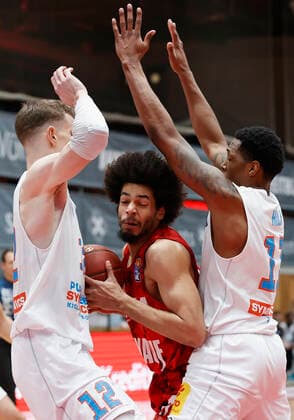 Deutschland, Wuerzburg, s.Oliver Arena, 20.12.2020, emspor, emonline, despor, deonline, s.Oliver Wuerzburg vs. SYNTAINICS MBC, Basketball, BBL Bild: v. li. Philipp Hartwich (MBC), Zach Smith (s.Oliver Wuerzburg) und Kyndahl Hill (MBC) Copyright: HMBxMedia xHeikoxBecker