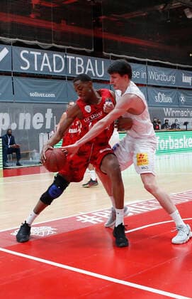 Deutschland, Wuerzburg, s.Oliver Arena, 20.12.2020, emspor, emonline, despor, deonline, s.Oliver Wuerzburg vs. SYNTAINICS MBC, Basketball, BBL Bild: v. li. Justin Sears (s.Oliver Wuerzburg) und AJ Brodeur (MBC) Copyright: HMBxMedia xHeikoxBecker