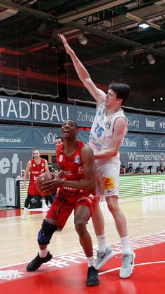 Deutschland, Wuerzburg, s.Oliver Arena, 20.12.2020, emspor, emonline, despor, deonline, s.Oliver Wuerzburg vs. SYNTAINICS MBC, Basketball, BBL Bild: v. li. Justin Sears (s.Oliver Wuerzburg) und AJ Brodeur (MBC) Copyright: HMBxMedia xHeikoxBecker
