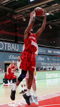 Deutschland, Wuerzburg, s.Oliver Arena, 20.12.2020, emspor, emonline, despor, deonline, s.Oliver Wuerzburg vs. SYNTAINICS MBC, Basketball, BBL Bild: v. li. Justin Sears (s.Oliver Wuerzburg) und AJ Brodeur (MBC) Copyright: HMBxMedia xHeikoxBecker