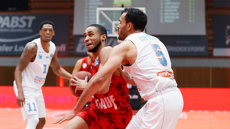 Deutschland, Wuerzburg, s.Oliver Arena, 20.12.2020, emspor, emonline, despor, deonline, s.Oliver Wuerzburg vs. SYNTAINICS MBC, Basketball, BBL Bild: v. li. Cameron Hunt (s.Oliver Wuerzburg) und David Brembly (MBC) Copyright: HMBxMedia xHeikoxBecker