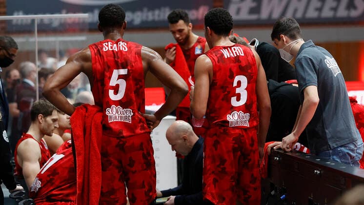 Deutschland, Wuerzburg, s.Oliver Arena, 20.12.2020, emspor, emonline, despor, deonline, s.Oliver Wuerzburg vs. SYNTAINICS MBC, Basketball, BBL Bild: v. li. Auszeit mit Headcoach Denis Wucherer (s.Oliver Wuerzburg) Copyright: HMBxMedia xHeikoxBecker