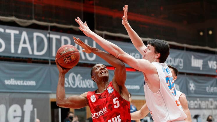 Deutschland, Wuerzburg, s.Oliver Arena, 20.12.2020, emspor, emonline, despor, deonline, s.Oliver Wuerzburg vs. SYNTAINICS MBC, Basketball, BBL Bild: v. li. Justin Sears (s.Oliver Wuerzburg) und AJ Brodeur (MBC) Copyright: HMBxMedia xHeikoxBecker