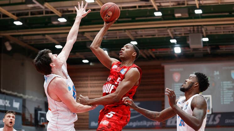 Deutschland, Wuerzburg, s.Oliver Arena, 20.12.2020, emspor, emonline, despor, deonline, s.Oliver Wuerzburg vs. SYNTAINICS MBC, Basketball, BBL Bild: v. li. AJ Brodeur (MBC), Justin Sears (s.Oliver Wuerzburg) und Shavon Coleman (MBC) Copyright: HMBxMedia xHeikoxBecker