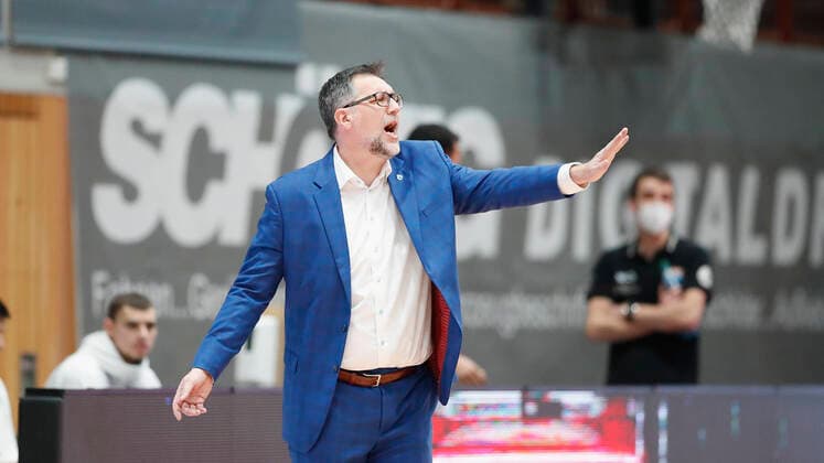 Deutschland, Wuerzburg, s.Oliver Arena, 20.12.2020, emspor, emonline, despor, deonline, s.Oliver Wuerzburg vs. SYNTAINICS MBC, Basketball, BBL Bild: v. li. Head Coach Silvano Poropat (MBC) Copyright: HMBxMedia xHeikoxBecker